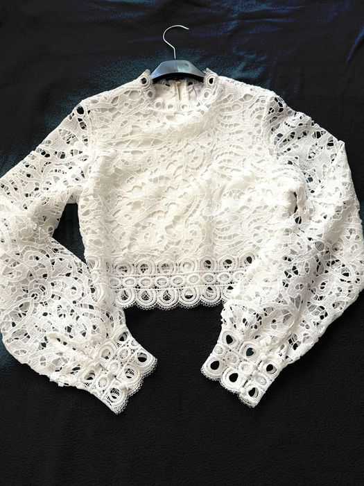 Бяла блуза с цип