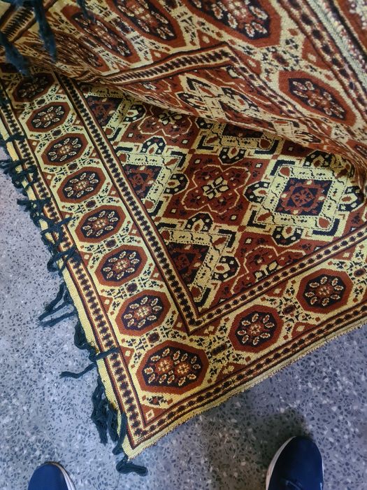 Продавам нов вълнен килим