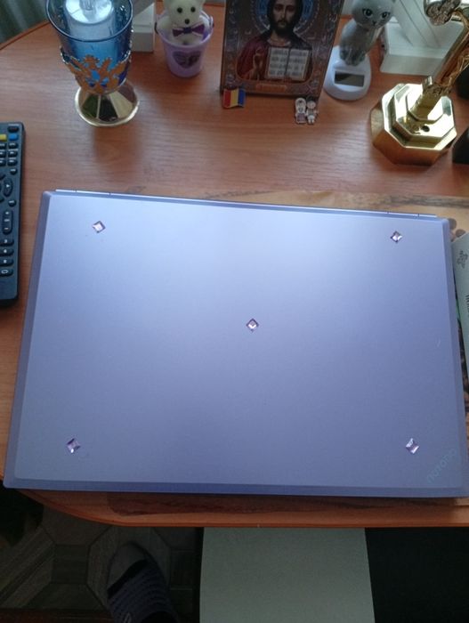 Vând laptop mov nou în cutie