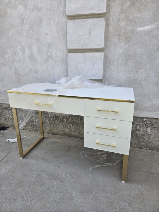 Маникюрный стол с вытяжкой