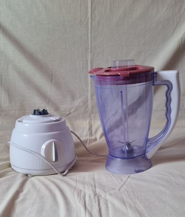 Blender de masa ALASKA SM 4000

Putere: 400W,
Numar de viteze: 2 + puls,
Capacitatea recipient 1.5L,
Sistem SECURE LOCK.
