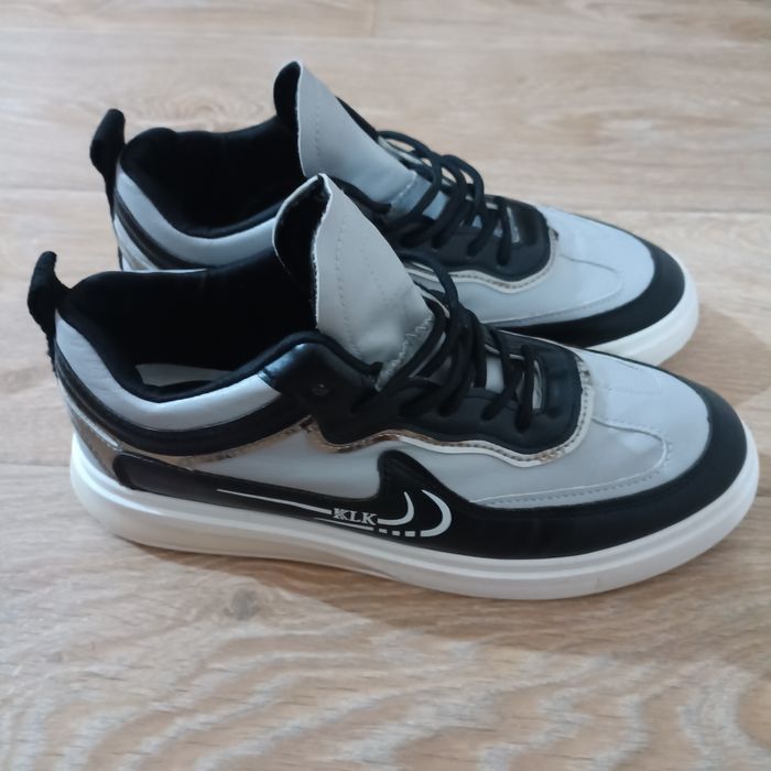 Кроссовки  демисезонные 42 размер