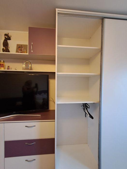 Vând dresing   cu  3 uși culisante  ,si mobila pentru televizor,pat de mijloc dec1,50 /2 m,colțar se poate  desface
