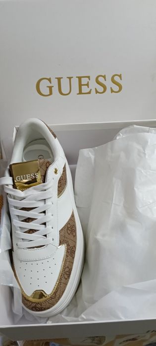 Vand adidași Guess   650lei , rucsac Laura Biagiotti 250 lei.   Portofel si curea Laura Biagiotti 200 lei