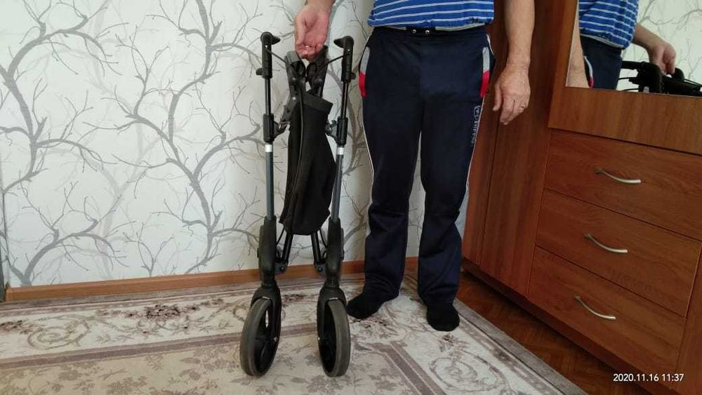 Ходунки ролятор, для передвижения инвалидов.