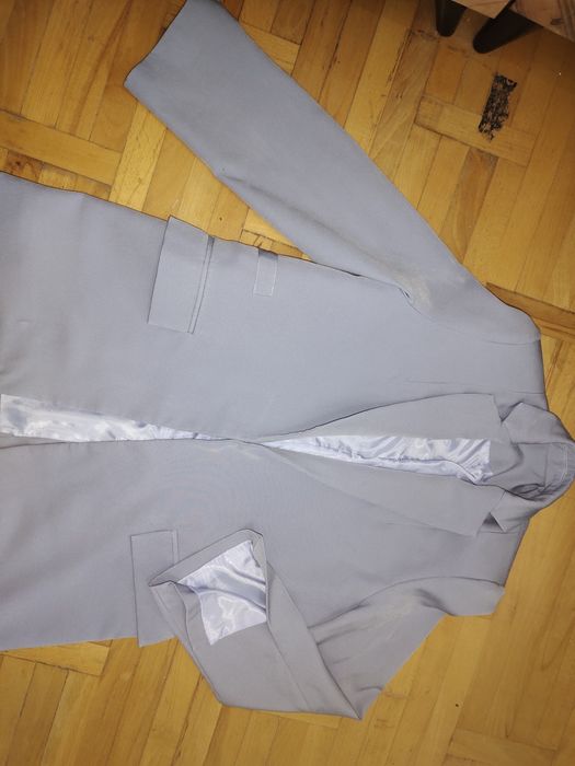 Голубой нежный костюм отлично смотрится с джинсами также с классикой