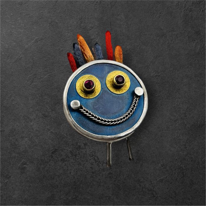 Сребърна брошка с 22к злато и рубини