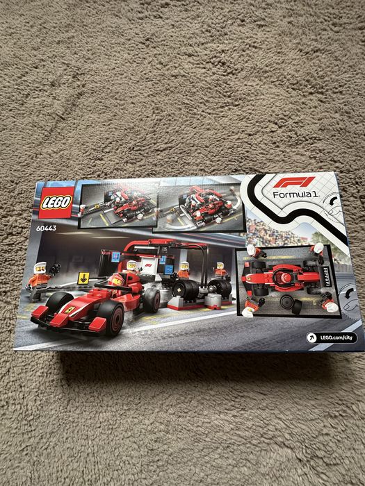 LEGO City Boxă și mecanici F1 cu mașină Ferrari