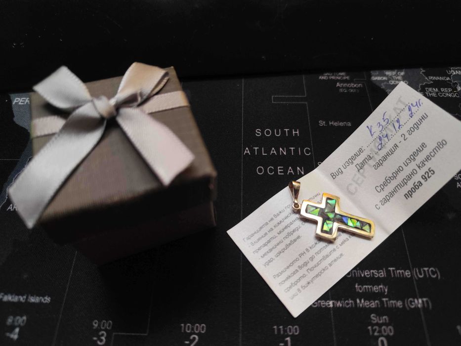 Едър сребърен кръст със седеф