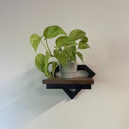 Стенна етажерка тип поставка за цветя с дървен рафт