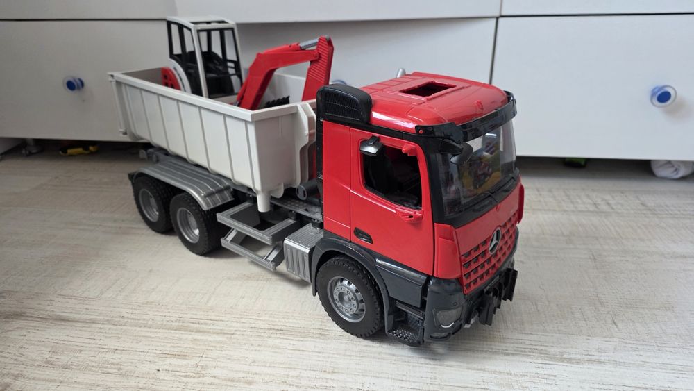 BRUDER Камион с въртящ се контейнер и мини багер MERCEDES BENZ AROCS