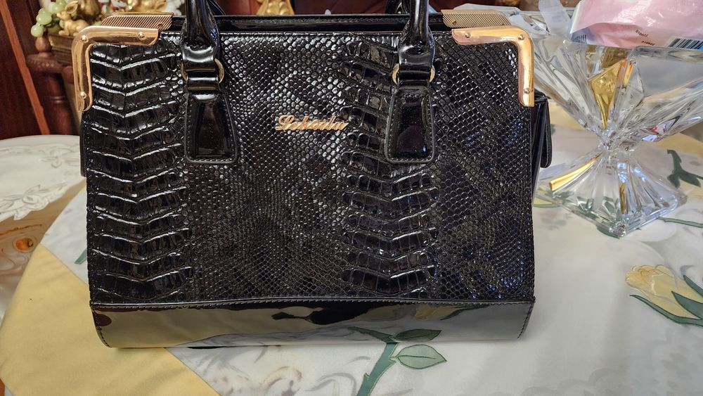 Сумка лакерованая чёрного цвета