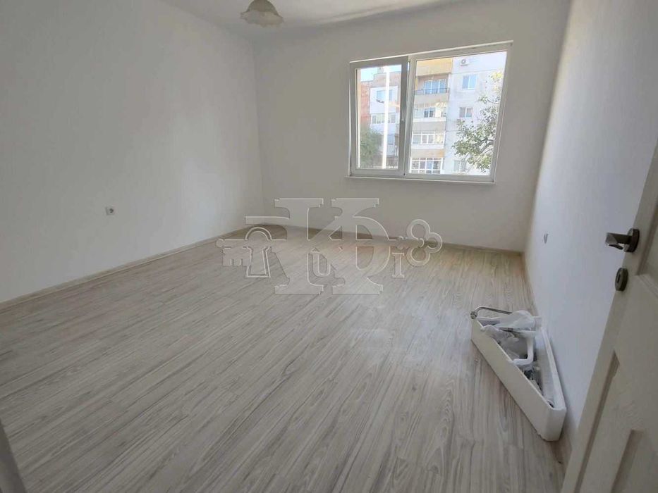 Продава се Тристаен апартамент в Добрич, Христо Ботев - 90 кв.м за 901 €/кв.м - Снимка #2