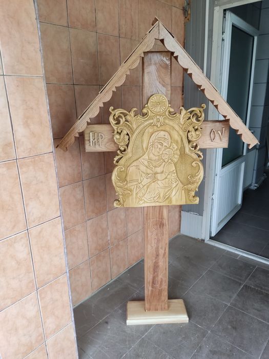 Troița lemn sculptata
