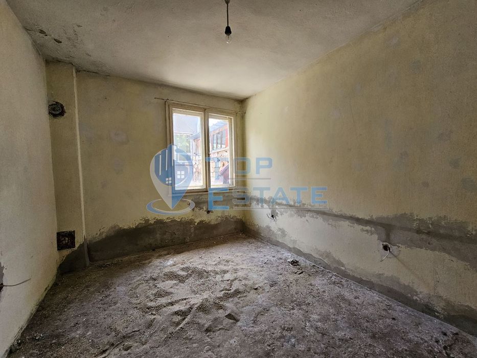 Едноетажна тухлена къща в близост до центъра на гр. Дряново