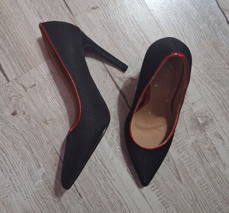 Pantofi cu toc marimea 38  60 lei sau 2 la 100