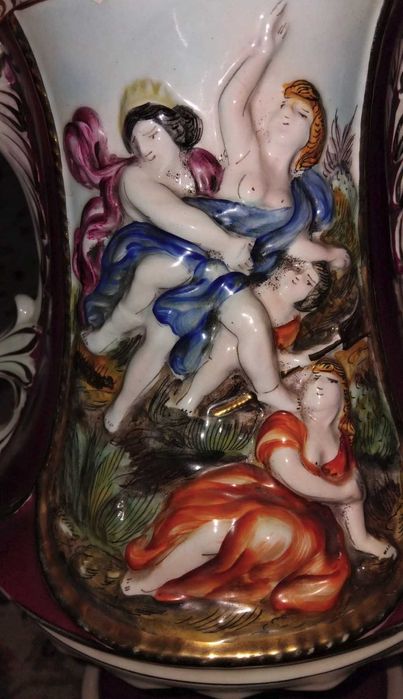 Порцеланова ваза -CAPODIMONTE . Символ на Италианското искуство