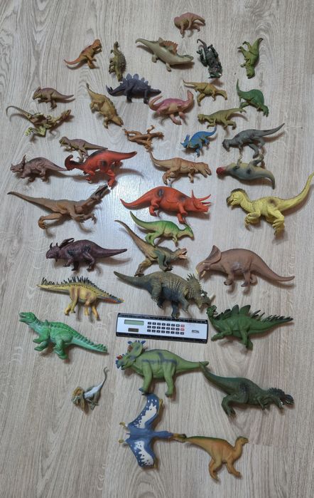 Фигурки динозавров