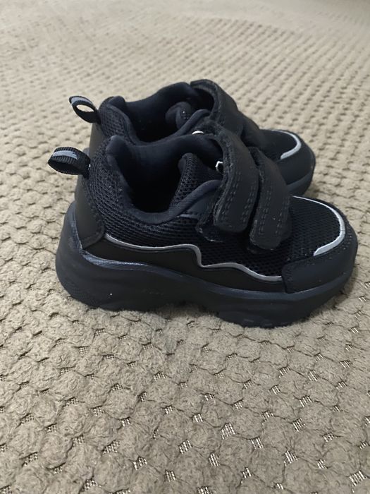 Продам детские кроссовки