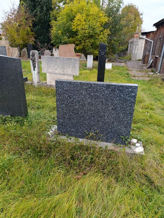 Vând obiecte funerare cruci din granit,cavou.