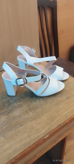 Белые красивые босоножки.