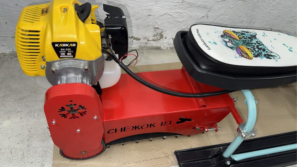 Детский бензиновый снегокат