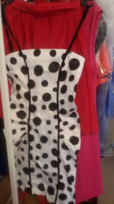 Рокля Луци - бяла на черни кръгове