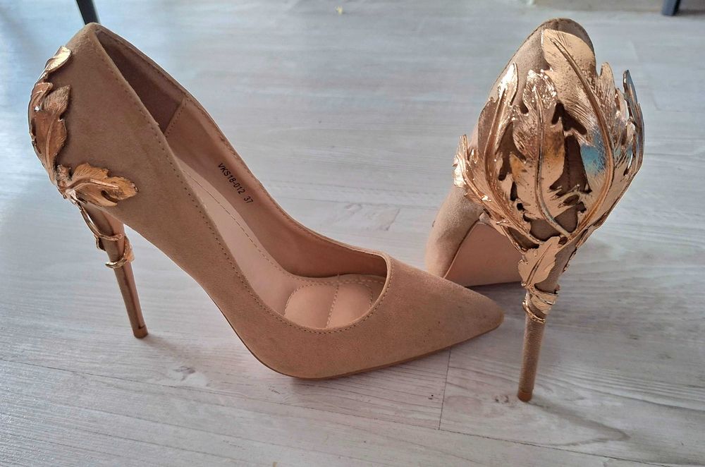 Дамски обувки с висок ток