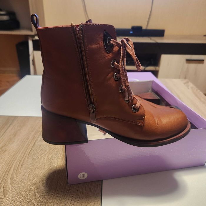 Дамски кафяви боти от естествена кожа