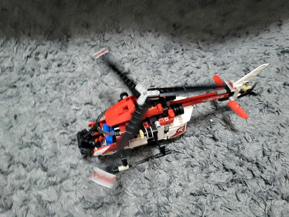 LEGO Technic - Elicopter de salvare, elcii si macara functionale + LEGO Creator 3-in-1 Sports Car