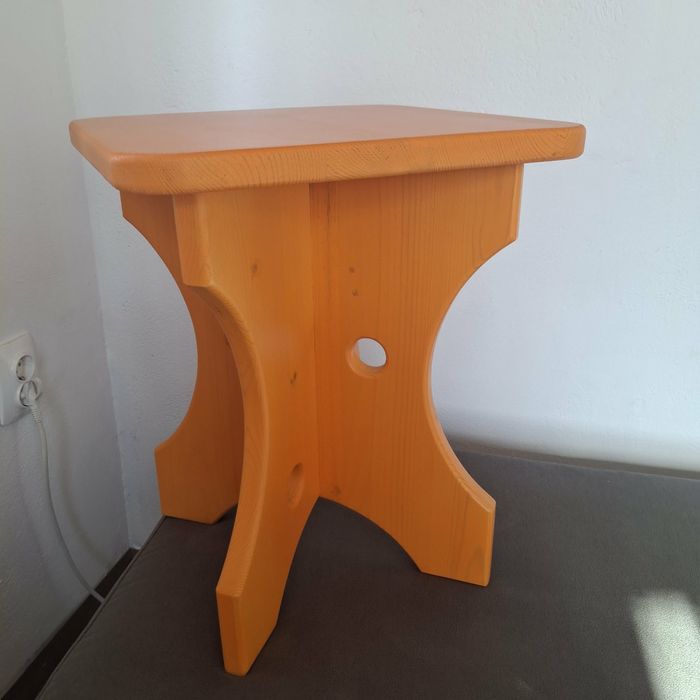 Табуретка-малко столче без облегалка