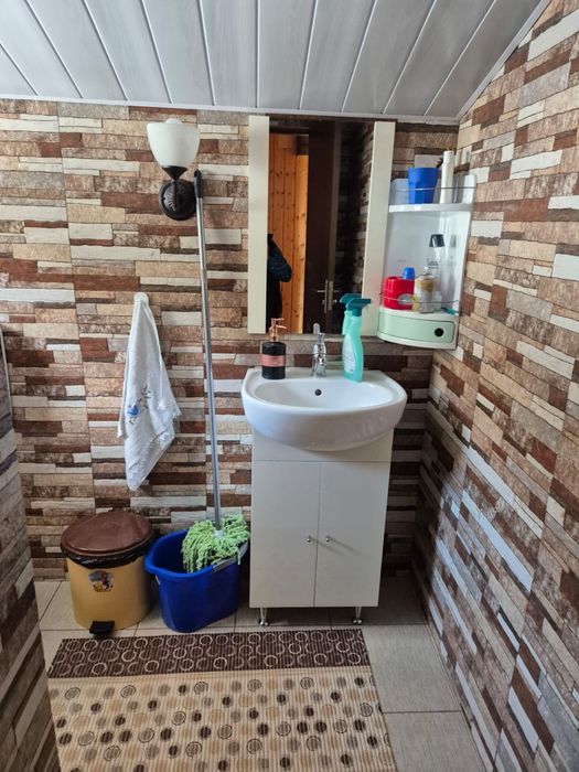 Vand casa intr-o zona linistita