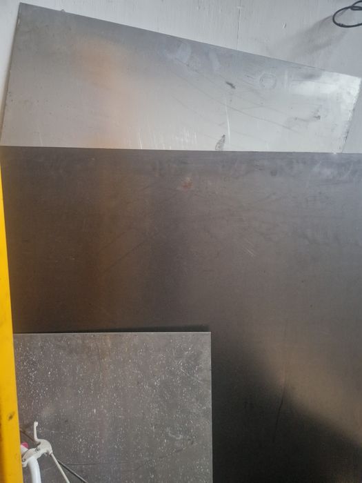 Vand 2 buc tablă de 3000x1500x1,5 si tablă decapată la fășii de 3m,2m,