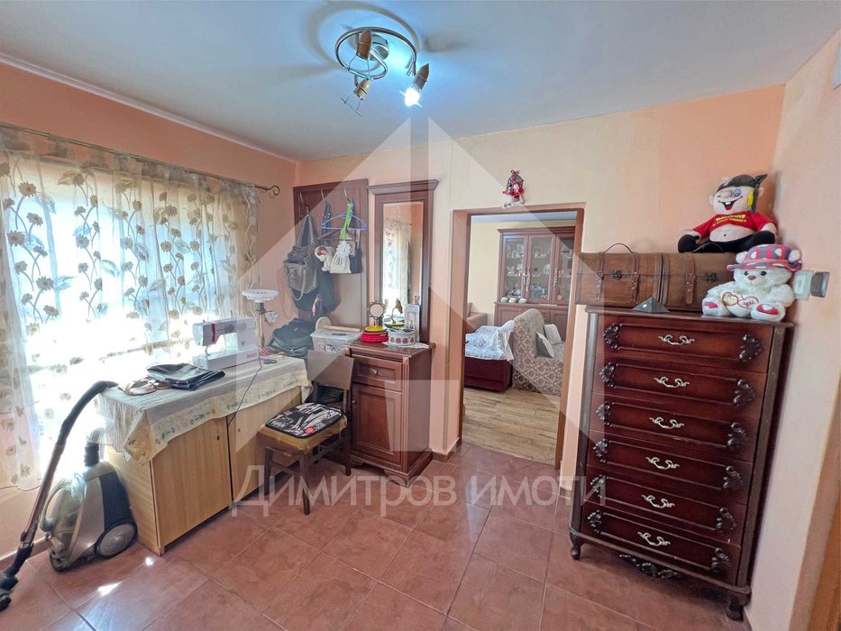 Продава еднофамилна, тухлена къща с 2 ДКА двор на 70 км от Варна.