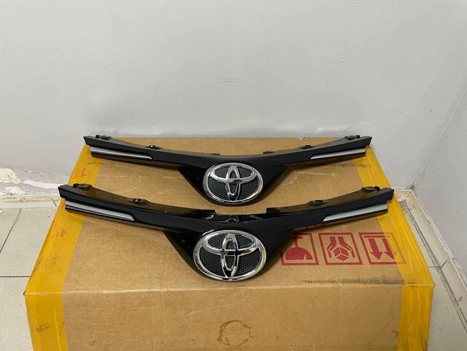 Решетка радиатора Toyota Rav4 16/19