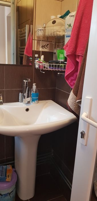 Inchiriere garsoniera decomandata la  casa cu curte  si garaj interior