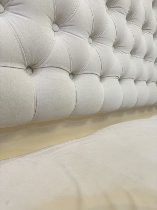 Кровать с прикроватнами тумбами