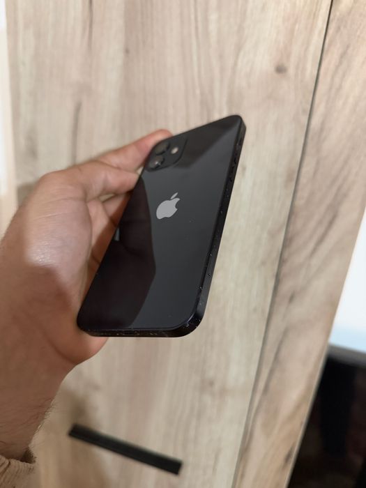 Vand iPhone 12 negru 64 GB liber retea
