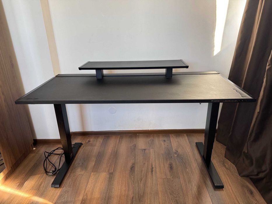 Secretlab Magnus Pro 150x70 — електрическо бюро с рафт и подложка