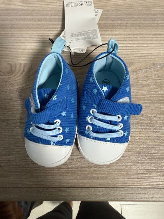 ПОДАРЯВАМ чисто нови бебешки обувки