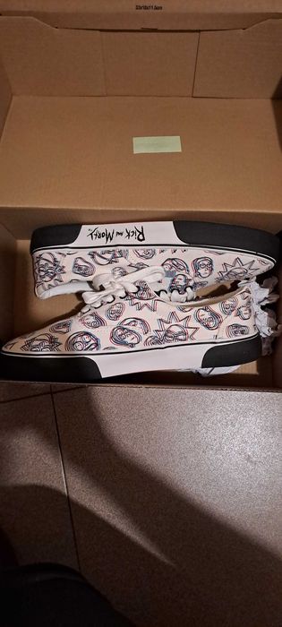 Чисто нови мъжки маратонки много модерни.