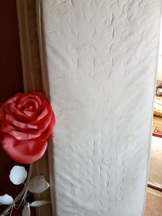 Продам матрас и светильник в форме розы.