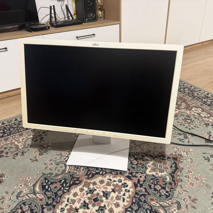 Продавам монитор Fujitsu