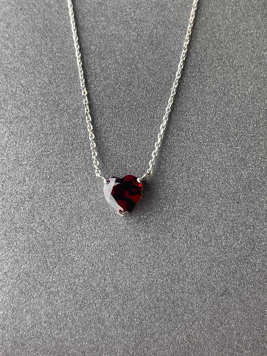 Золотая подвеска с гранатом