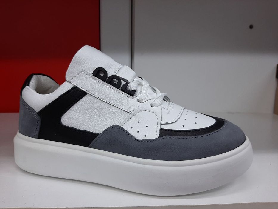 Кроссовки женские