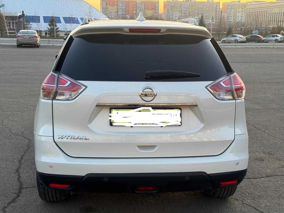 Автомобиль NISSAN