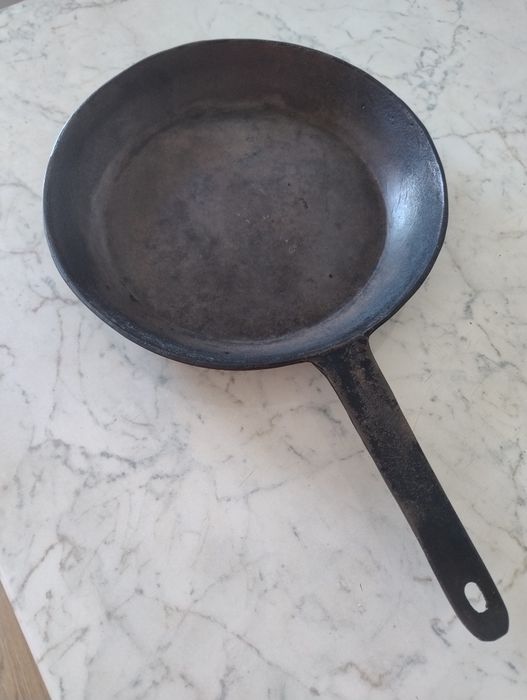 Vind tigaie și cratiță de fonta pura.