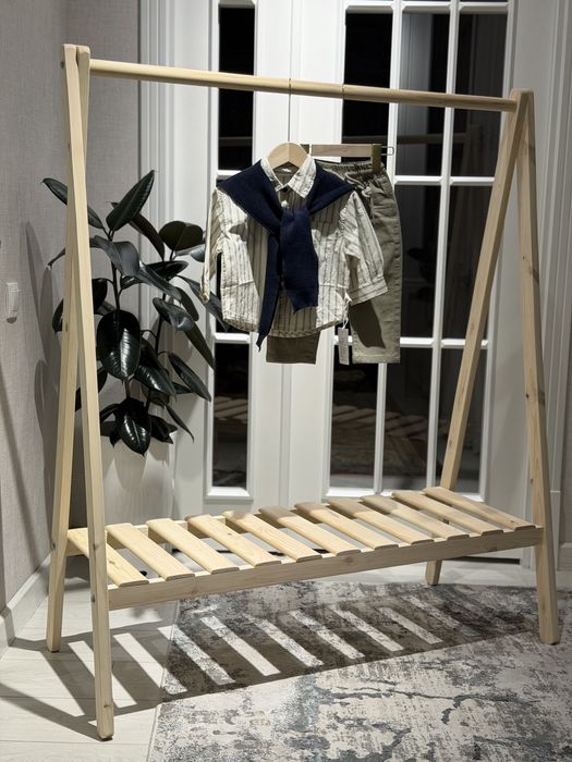 Напольная вешалка для детской одежды
