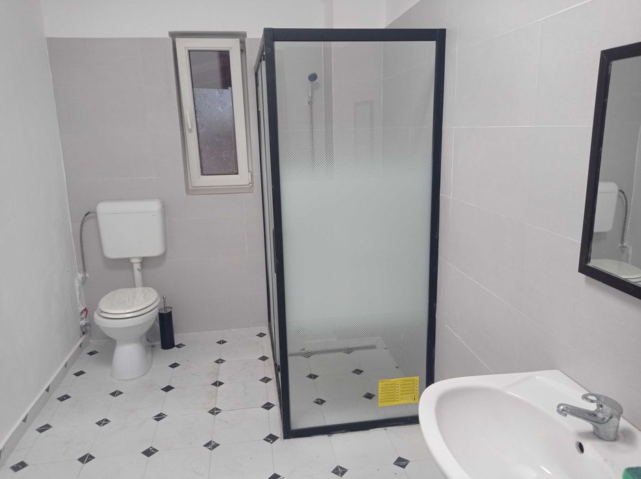 Pers fizica închiriez casa 5 camere in Bălcescu