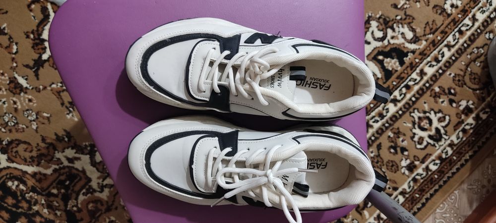 Кроссовки женские